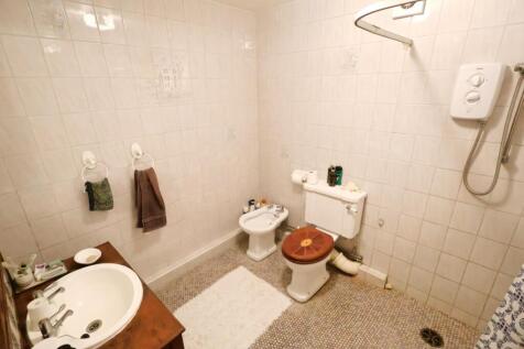 BASEMENT ENSUITE WET ROOM