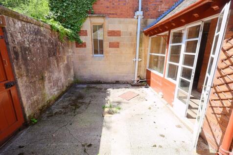 ENCLOSED REAR COURTYARD