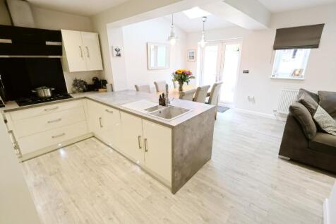OPEN PLAN KITCHEN/DINING/SITTING ROOM