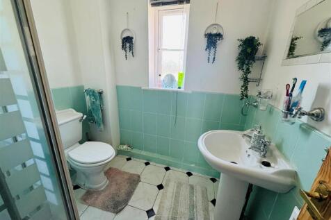 ENSUITE SHOWER ROOM