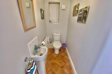 CLOAKROOM W.C.