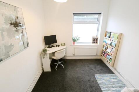 BEDROOM FIVE / STUDY