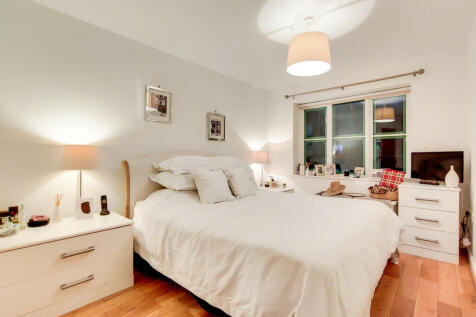 2_Master Bedroom-...