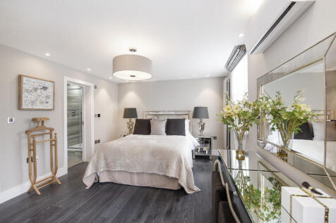 Master Bedroom (1...