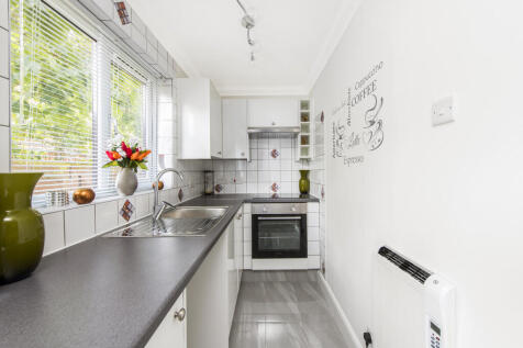 15 Albany Court, ...