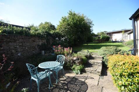 Courtyard to garden