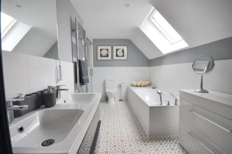 Principal Bedroom Bathroom