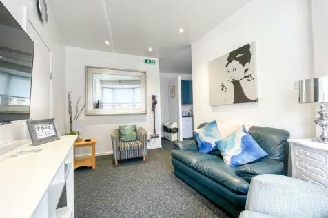 Lounge 1.jpg