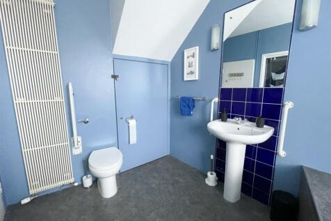 Bathroom 1.jpg