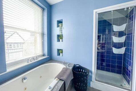 Bathroom 2.jpg