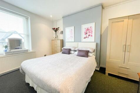 Bedroom 1.jpg