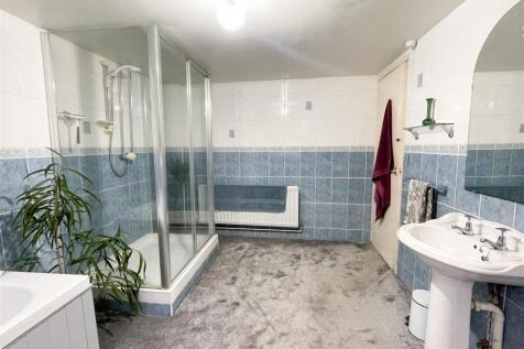 bathroomm.jpg