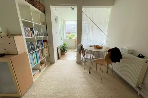 Flat 1 Dining Area.JPG