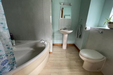 Flat 1 Bathroom.JPG