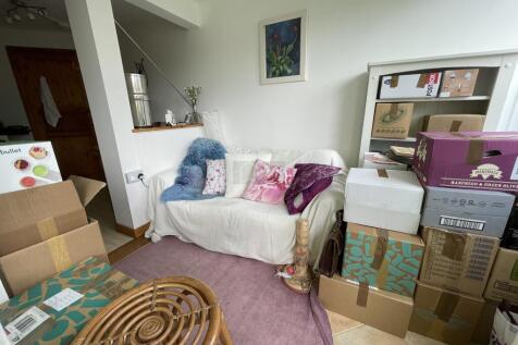 Flat 2 Lounge a.JPG