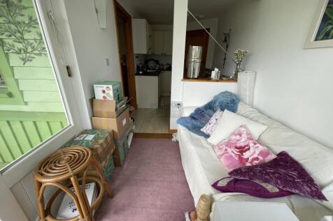 Flat 2 Lounge b.JPG