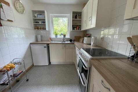Flat 3 Kitchen b.JPG