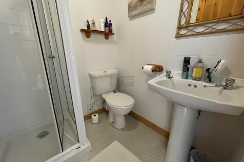 Flat 3 Bathroom 1.JPG