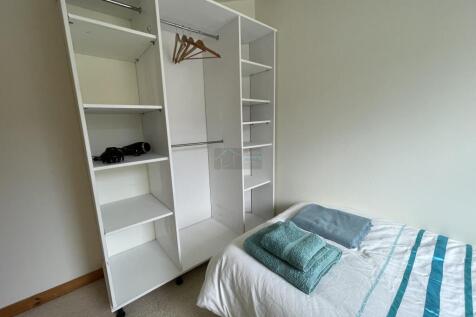 Bedroom 4b.JPG