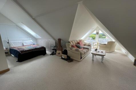 Flat 4 Bedroom Area.JPG