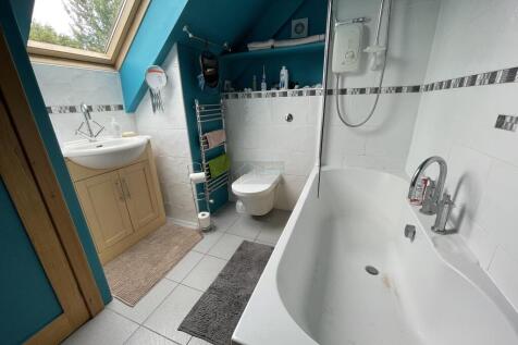 Flat 4 bathroom.JPG