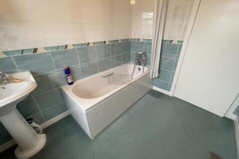 Bathroom b.JPG