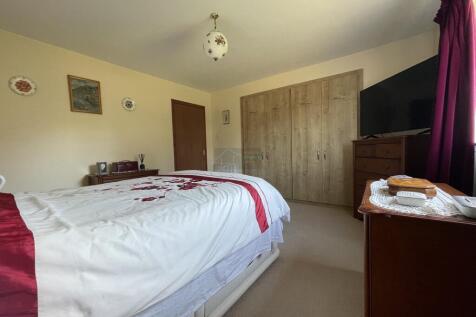 Bedroom 1b.JPG