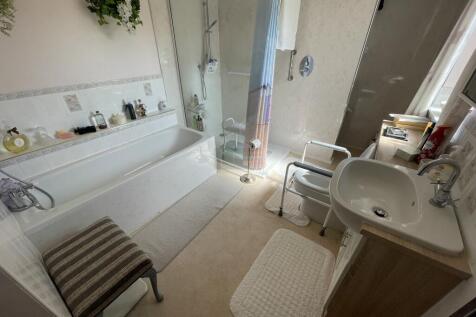 Bathroom.JPG