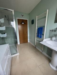 shower roomb.JPG
