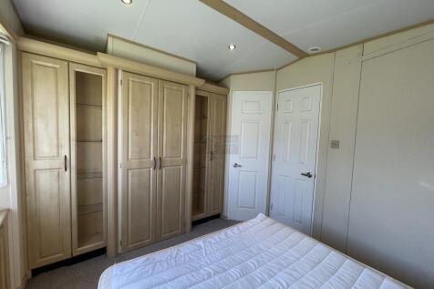 Bedroom 1b.JPG