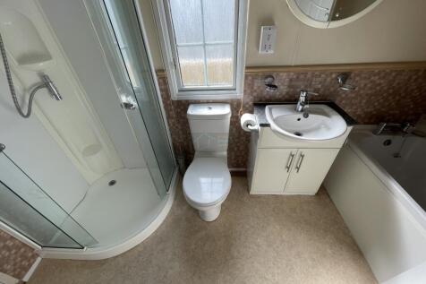 Bathroom a.JPG
