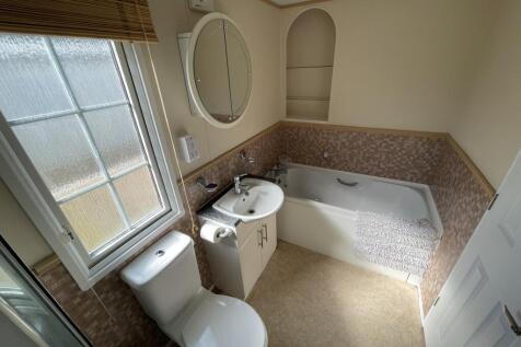 Bathroom b.JPG