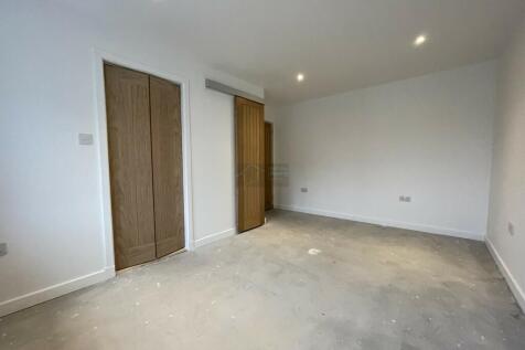 Master Bedroom b.JPG