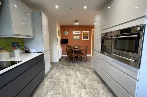 Kitchen b.JPG