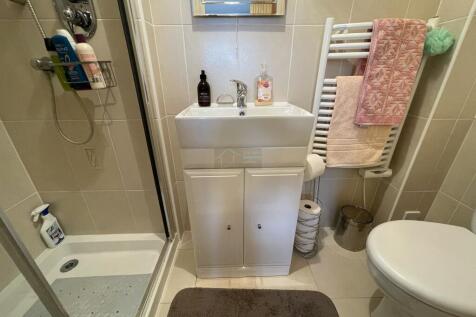 Bed 1 ensuite.JPG