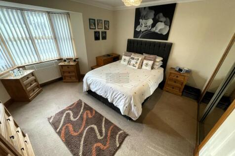 Master Bedroom a.JPG