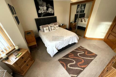 Master Bedroom b.JPG