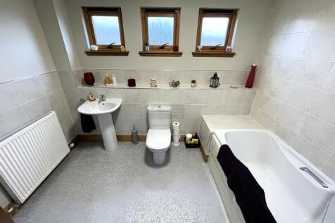 Lower Level Family Bathroom.JPG