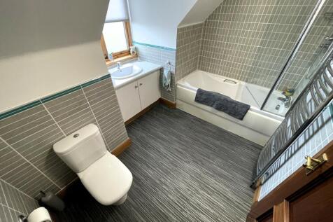 1st Floor Family Bathroom.JPG