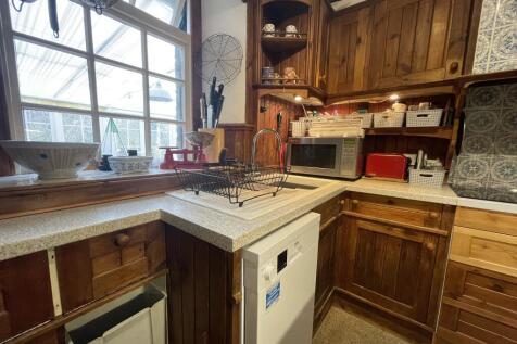 Kitchen b.JPG