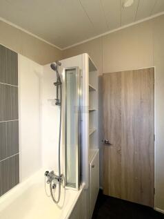 Bathroom b.JPG