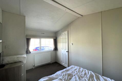Master Bedroom b.JPG