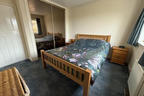 Bedroom 1b.JPG