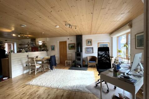 Family Room b.JPG