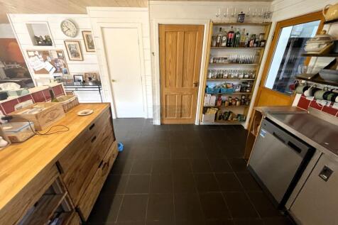 Kitchen b.JPG