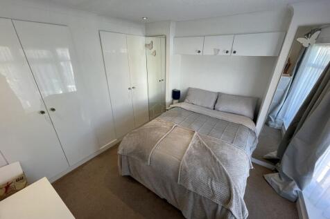 Bedroom 1.JPG