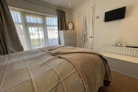 Bedroom 1b.JPG
