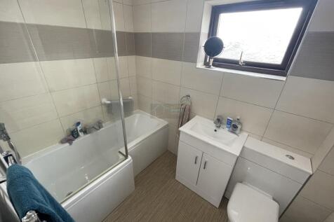 Bathroom a.JPG