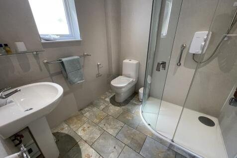 Bed 1 ensuite.JPG