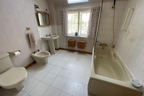 Bathroom.JPG